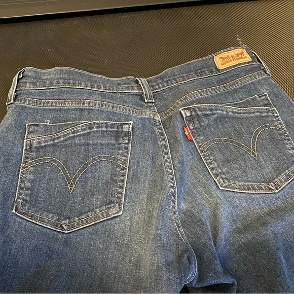 Levi’s Capri Dark Jeans - Picture 2 of 3